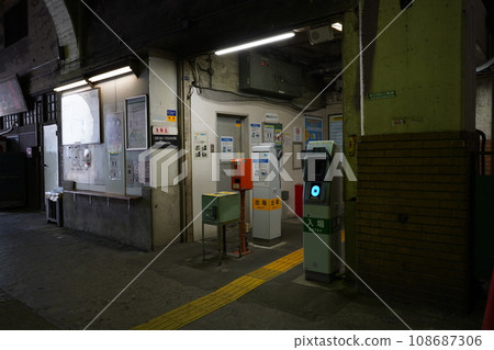 國堂站，國堂，高架軌道下，檢票口，日本神奈川縣，鶴見線，火車，跑步，復古，懷舊，旅行，交通， 108687306