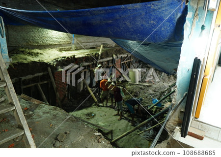 尼泊爾一處被拆除建築工地的拆除工作正在進行 尼泊爾一處被拆除建築工地的拆除工作正在進行 108688685