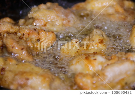 炸雞正在烹調的特寫 108690481