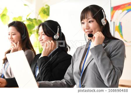 幾位戴著耳機在呼叫中心工作的亞洲女接線生 108690488
