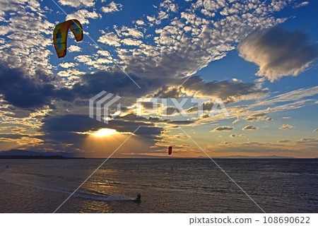 大分縣，馬塔馬海灘，夕陽的天空和風箏衝浪 108690622