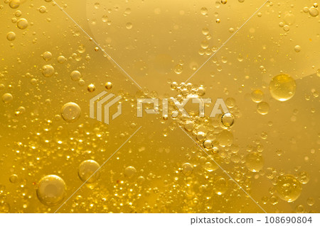 Oil bubble texture on gold background. 108690804