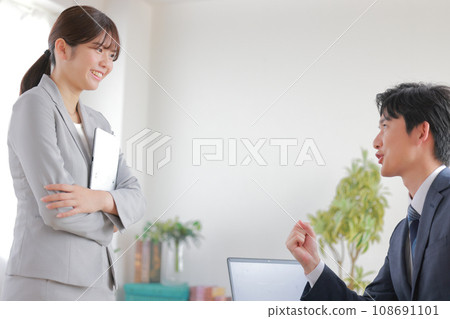 Subordinates consulting with superiors_Boss encouraging subordinates to do their best 1 108691101