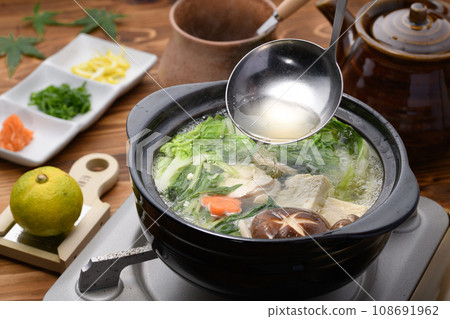 Winter Taste: Chicken Mizutaki Scooping out the soup stock from hot pot dishes 108691962