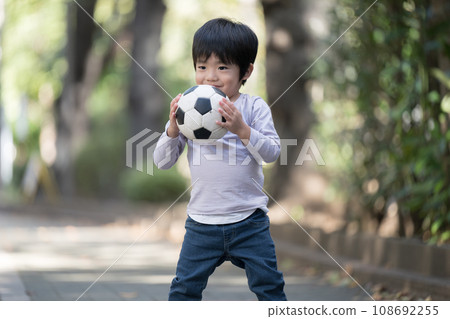 有足球的一個男孩 108692255