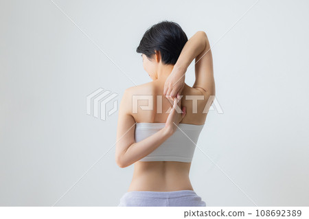 A young lady's back 108692389