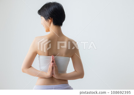 A young lady's back 108692395