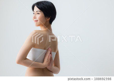 A young lady's back 108692398
