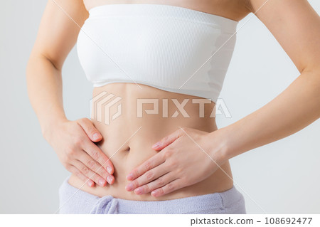 年輕女性的腰部 108692477