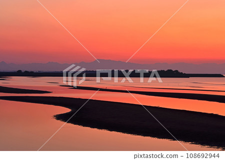 大分縣馬塔馬海岸的日落景色和灘塗 108692944