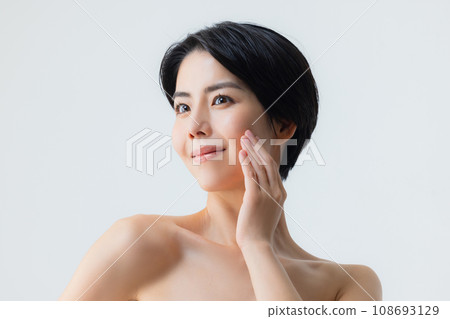 一名年輕女子正在做皮膚護理 108693129