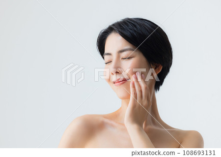 A young woman doing skin care 108693131