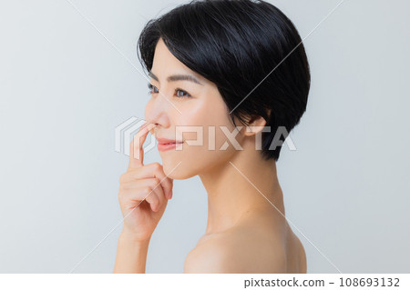 A young woman doing skin care 108693132