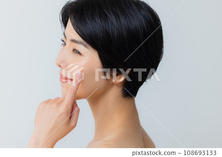 A young woman doing skin care 108693133