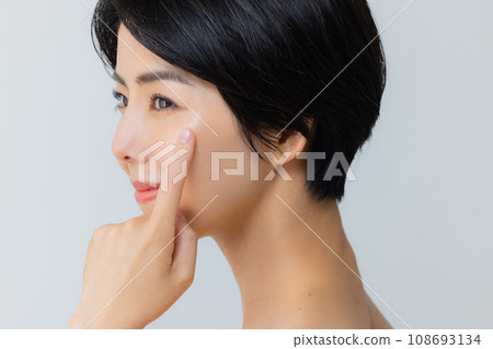 A young woman doing skin care 108693134