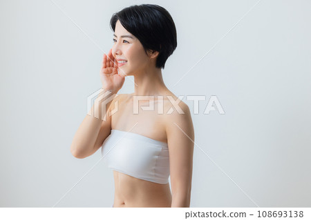 一名年輕女子正在做皮膚護理 108693138