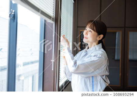 穿著工作服百葉窗的女人 108693294
