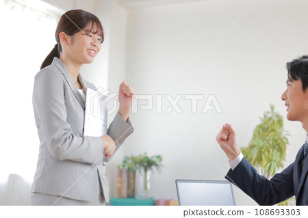 Subordinates showing fist pumps saying they will do their best_Boss encouraging subordinates 1 Subordinates showing fist pumps saying they will do their best_Boss encouraging subordinates 1 108693303