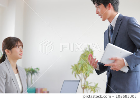 Businessman reporting to a female manager in an arrogant manner 1 Businessman reporting to a female manager in an arrogant manner 1 108693305