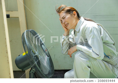 穿著工作服的女人很熱 108693444