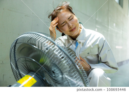 穿著工作服的女人很熱 穿著工作服的女人很熱 108693446