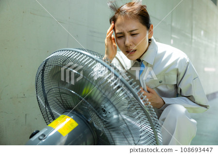 穿著工作服的女人很熱 108693447