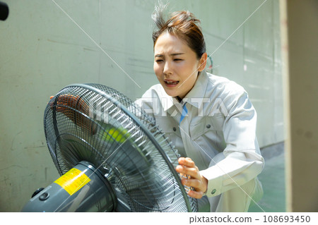 穿著工作服的女人很熱 穿著工作服的女人很熱 108693450