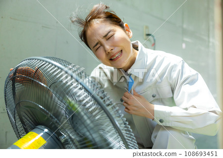 穿著工作服的女人很熱 穿著工作服的女人很熱 108693451