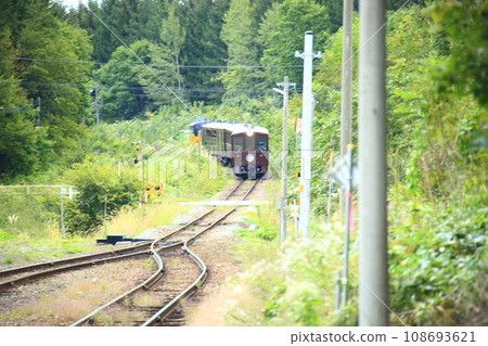 富良野線上運行的觀光列車“Norokko” 富良野線上運行的觀光列車“Norokko” 108693621