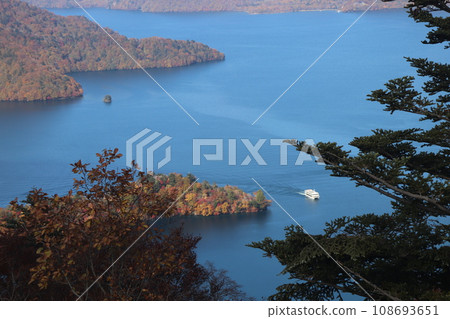 Lake Chuzenji and pleasure boat in Oku-Nikko with autumn leaves 108693651
