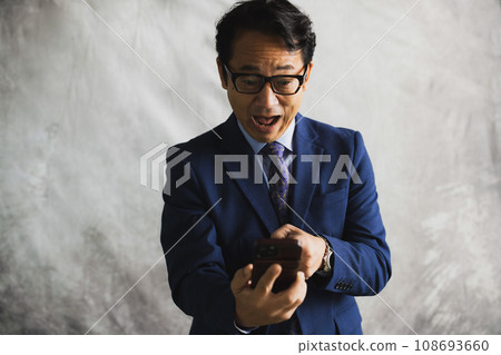 一位穿著西裝的中年商人 108693660