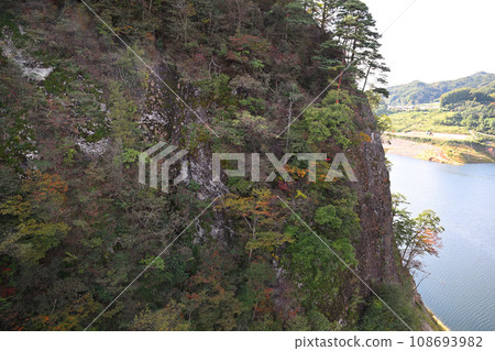 從不動大橋、洛磯山脈、秋葉季節看 從不動大橋、洛磯山脈、秋葉季節看 108693982