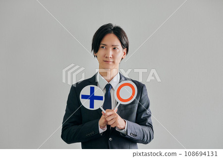 一位男律師在白人背景下決定合法或非法 108694131