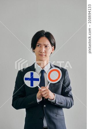 一位男律師在白人背景下決定合法或非法 108694133