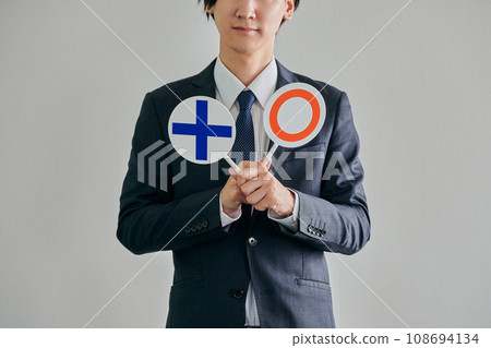 一位男律師在白人背景下決定合法或非法 一位男律師在白人背景下決定合法或非法 108694134
