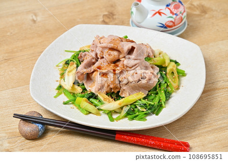 Grilled meat for pork shoulder loin shabu-shabu, stir-fried meat, and stir-fried vegetables such as spinach, mitsuba leaves, and white onions. 108695851
