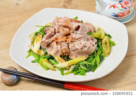 豬肩腰肉的烤肉、炒肉、炒菠菜、三葉草、白洋蔥等蔬菜。 108695852