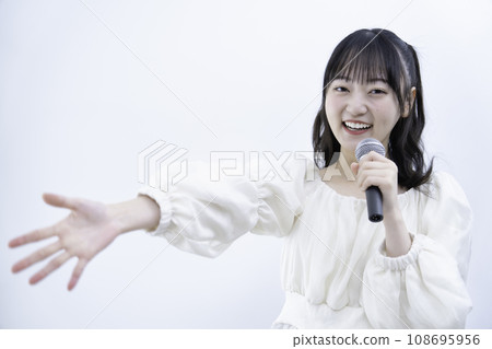 一位年輕的女士唱歌 108695956