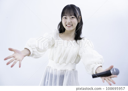 一位年輕的女士唱歌 108695957