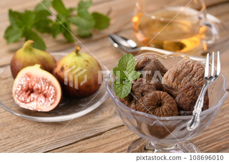 Dried figs old board background 108696010