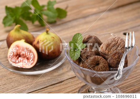 Dried figs old board background Dried figs old board background 108696011