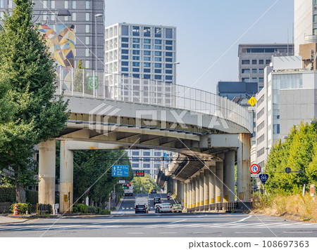 從三宅坂十字路口看到的東京城市景觀青山通（國道 246 號線）和首都高速公路（國道 4 號新宿線） 108697363