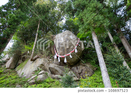 The gigantic rock that never falls at Tsuriishi Shrine The gigantic rock that never falls at Tsuriishi Shrine 108697523