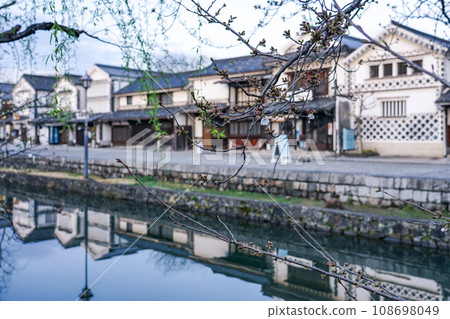 春天的早晨，倉敷美觀地區寧靜的街景（岡山縣倉敷市） 108698049