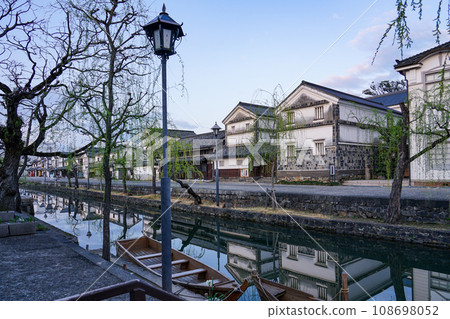 春天的早晨，倉敷美觀地區寧靜的街景（岡山縣倉敷市） 108698052