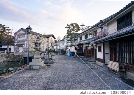 春天的早晨，倉敷美觀地區寧靜的街景（岡山縣倉敷市） 108698054