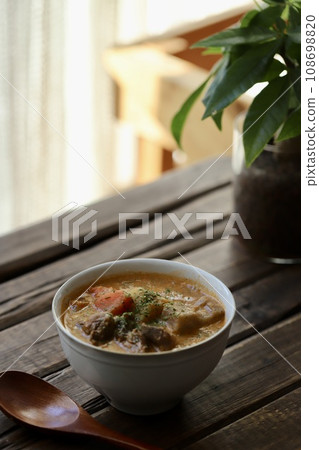 Soy milk tomato soup with plenty of beef tendons 108698820