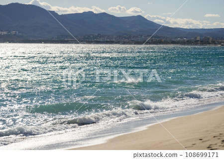 Sand beach of South France during spring with sea waves Sand beach of South France during spring with sea waves 108699171