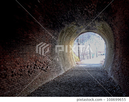 廢棄的鐵路長廊隧道 廢棄的鐵路長廊隧道 108699655