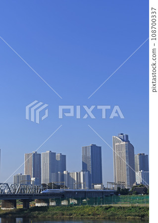 高層公寓和子彈頭列車 108700337